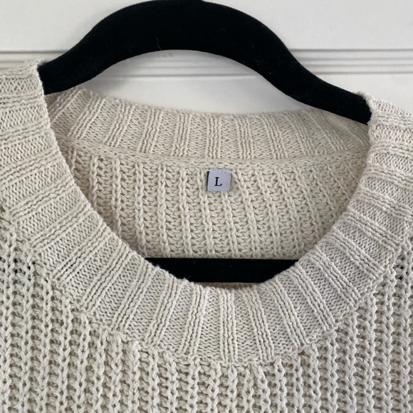 Womens Long Sleeve Chunky Knit oversized Crewneck Sweater. Cream, size Large. - Picture 9 of 13